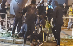 【修例風波】過百人屯門大興基地抗議堵路 警制服數名示威者