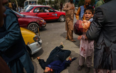 塔利班袭击妇孺 阻民众涌往机场