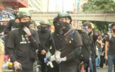 【旺角游行】黑衣示威者配戴头盔防毒面具 警方警告非法集结
