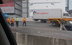 青葵公路撞貨櫃拖架 私家車司機昏迷送院