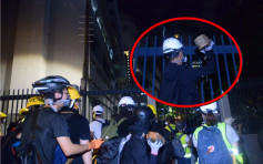 【旺角游行】示威者扔石入尖沙嘴警署 民阵接社工报料称警拟9时用催泪弹