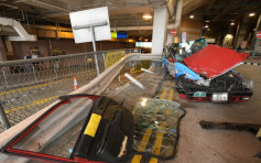 新巴山顶广场狂撼的士险削顶　车身严重损毁酿6伤