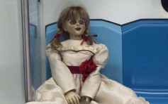 马来西亚地铁出奇招 鬼娃娃提醒乘客要有公德