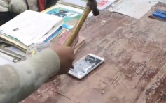 网传中学老师用锤砸学生手机 教育局：砸的是老师的旧手机