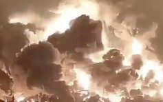 印尼炼油厂爆炸居民紧急疏散 天空被染红火势5公里外可见