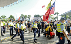 【逃犯条例】立法会示威区示威者争执 有国旗被撕