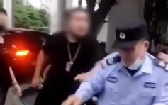 广州铁骑男女不戴头盔 殴打劝导辅警被行拘