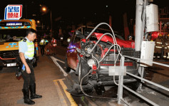 新蒲崗的士剷上安全島猛撼燈柱   男司機昏迷車內   與輕傷女乘客同送院
