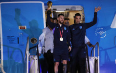 世界杯2022｜阿根廷凯旋回国 美斯带世界杯见国民
