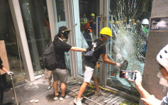 【逃犯条例】警方：无在立会大楼与示威者肢体冲突 避免严重人命伤亡
