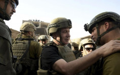 以巴衝突｜內塔尼亞胡視察加沙北部 穿防彈背心與士兵握手交談