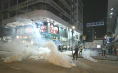 【修例风波】示威者多次占马路 车窗被掷穿警员发射催泪弹