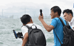 颱風蘇拉 ‧ 多圖｜巿民極近海邊打卡  西環追風少年攜測風儀度風速
