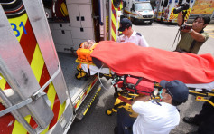 观塘道电单车相撞私家车 30岁铁骑士重伤送院
