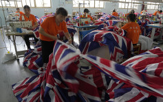 英女皇逝世｜中國工廠突獲大量訂單 趕製大量英國旗
