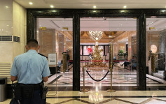 香港朗廷酒店地库爆玻璃门 6男职员受伤送院