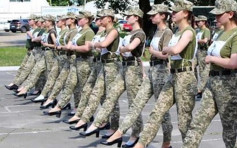 烏克蘭女兵綵排高跟鞋踢正步 遭炮轟羞辱女性