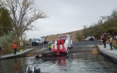 美夫妻潛水6米深發現生鏽車 竟然坐著失蹤26年男屍