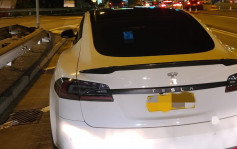 警观塘截查私家车 揭Tesla男司机停牌期间驾驶