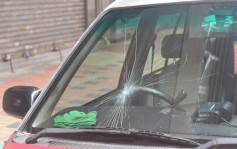 泊通菜街路边的士被打爆玻璃 女司机报警求助