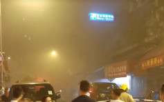 觀塘水果店外雜物起火冒濃煙 消防開喉灌救