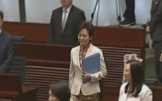 【施政报告】林郑抵立法会大楼 穿米黄色旗袍套装