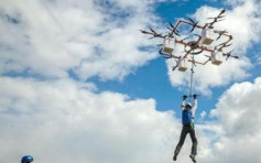 拉脱维亚跳伞运动员　世界第一人以无人机跳伞
