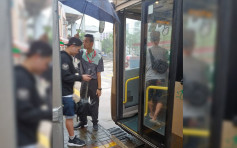 【維港會】馬鞍山九巴站務助理為乘客撐傘擋雨 網民大讚：係愛呀
