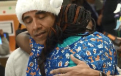 奥巴马变身圣诞老人 探访儿童医院派礼物