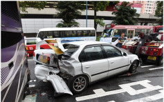 私家車觀塘道失控撞壆　車尾嚴重損毀無人傷