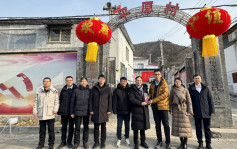 香港青联主席杨政龙走访北京市  门头沟区探望居民派物资送暖 
