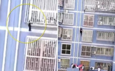 2岁童卡在5楼铁窗框 退伍兵徒手攀上救人