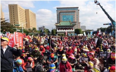 反改革退休金　3萬人在台北凱達格蘭大道靜坐