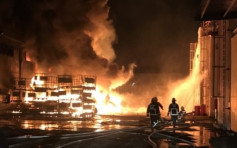 台化工廠起火狂燒8小時 易燃膠粒噴發頻傳爆炸聲　