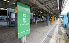港鐵東鐵綫首個自動月台閘門安裝完成 馬場站閘門9月馬季開鑼時啟用