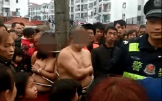 【食花生】贵州男女偷情 遭元配家属赤裸绑树示众