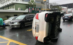 台男駕車時低頭撿手機 座駕翻側路中央受輕傷