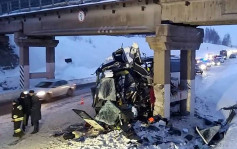 俄罗斯巴士撞桥墩 酿5死21伤