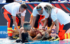 美韻律泳手比賽突昏厥 教練火速跳水救人