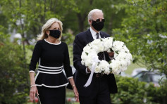 两个多月来首次公开露面 拜登戴口罩向阵亡将士献花