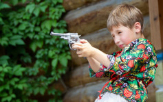 5岁男童玩真枪｜独留家中不慎对头开枪 送院44分钟亡