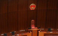 立法会会议厅改挂国徽 秘书处：议员宣誓场地必须悬挂