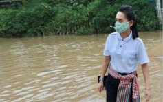 勘灾照片泰国高官竟「漂浮水面」 被质疑P图造假