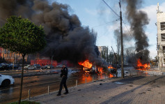 俄烏局勢｜烏克蘭首都基輔遭猛烈轟炸 陣陣濃煙竄天際