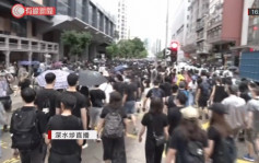 【修例風波】示威者深水埗警署外掘磚頭堵路 堵塞長沙灣道