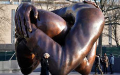 马丁路德金雕像揭幕 外型遭网民嘲讽