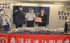 福建社团联会向5间警署「送暖」 赠3000件背心羽绒服