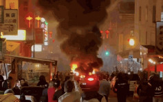 无人驾驶车意外频生被针对？三藩市唐人街内遭群众放炮仗焚烧惹关注