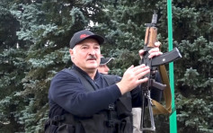 白俄20萬人示威要求下台 盧卡申科持步槍穿避彈衣現身