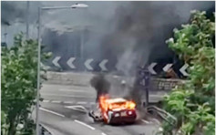 【有片】的士荃湾自焚烧剩支架 司机乘客及时逃生
